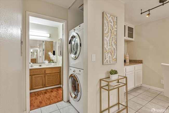 Building Photo - logdgeville