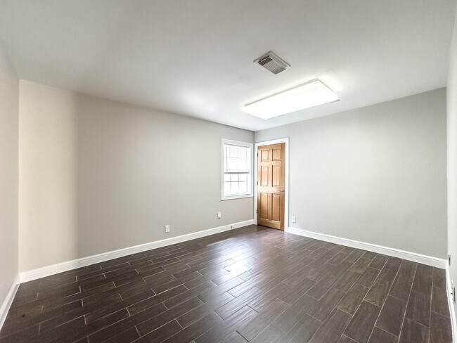 Building Photo - 4525 Maple St