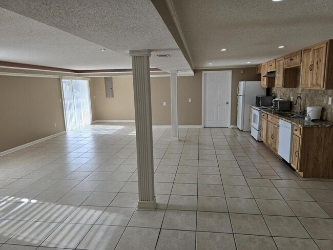 Building Photo - 4909 NE 78th St