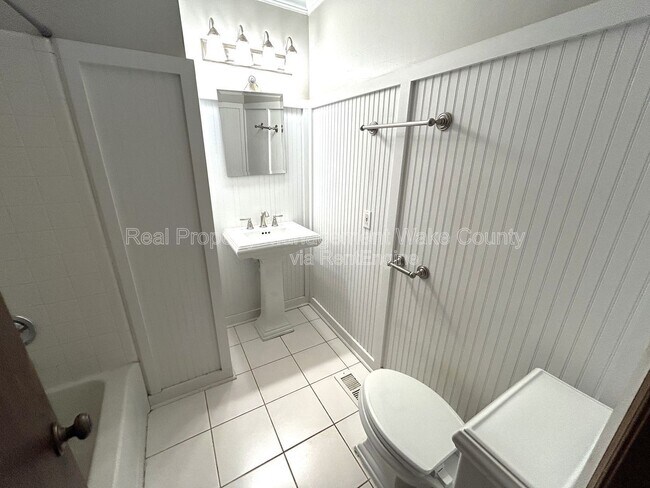 Building Photo - 207 Trillingham Ln