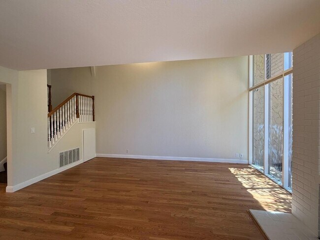 Building Photo - 285 Casitas Bulevar