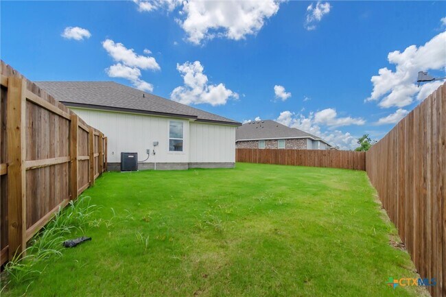 Building Photo - 1118 A Zora Dr
