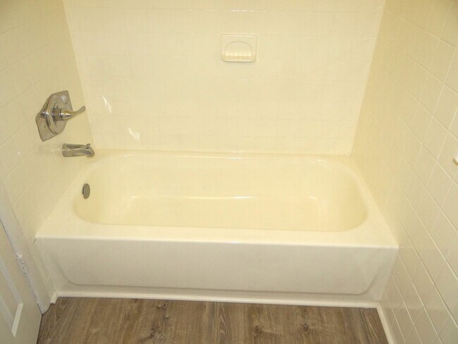 Building Photo - 3 Bedroom, 1 bath home - Just renovated