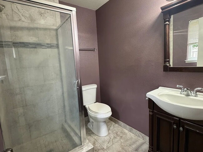 Building Photo - Spacious and well-maintained 4-bedroom, 1.5-bath home located in a desirable Fresno neighborhood.