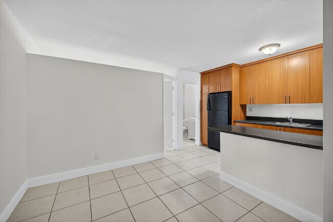Building Photo - QUICK MOVE IN - FIRST MONTH FREE | Bright & Modern 1-Bedroom Apartment in Prime Oakland Park Loca...