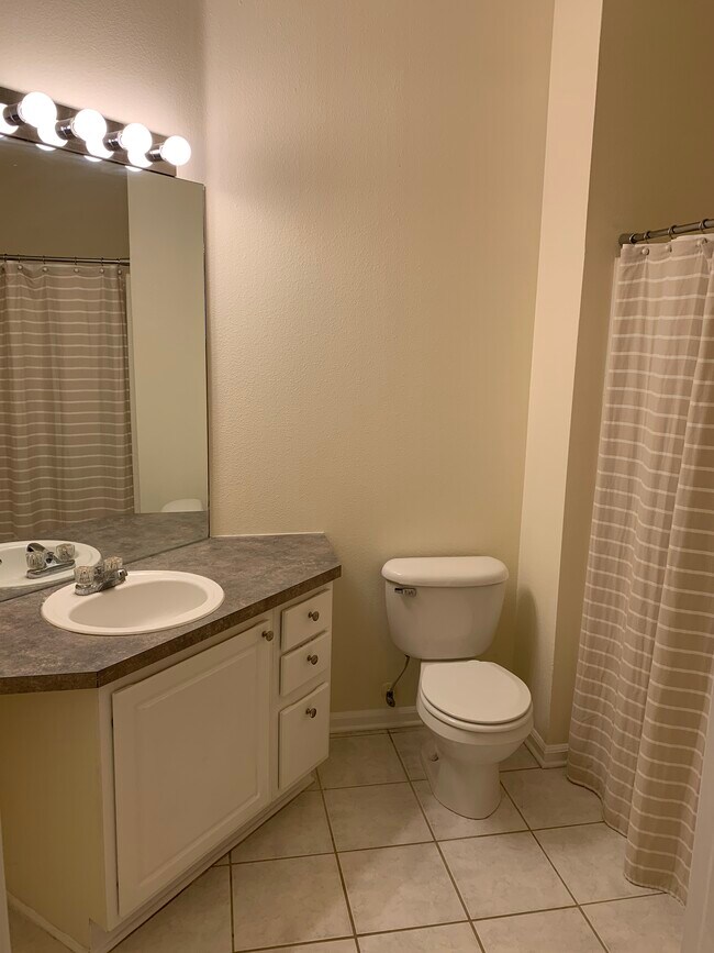 Building Photo - 10550 Baymeadows Rd