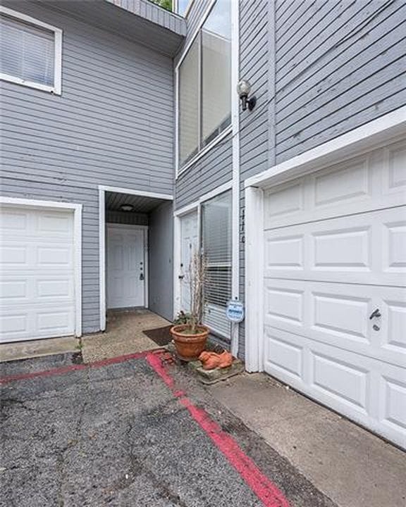 Building Photo - This Townhome is a true gem