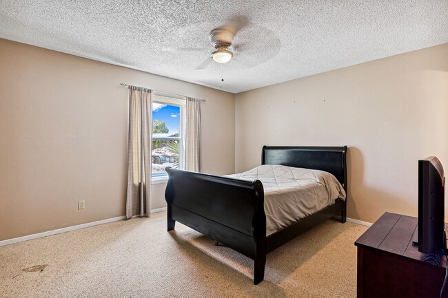 Building Photo - 724 Martha Gale Dr