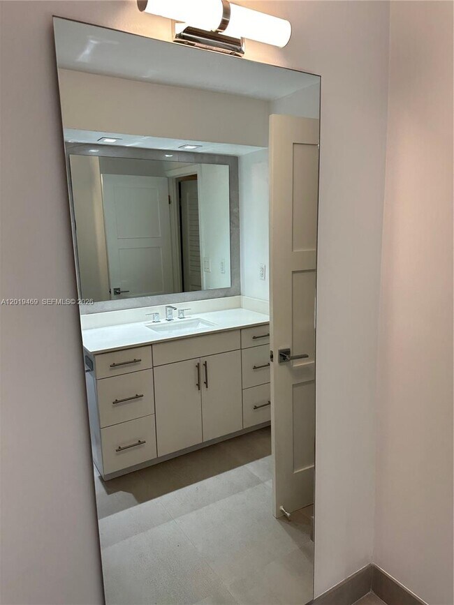 Building Photo - 6039 Collins Ave