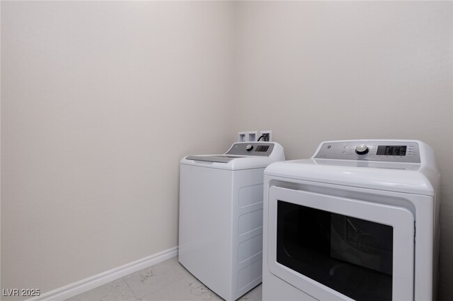 Building Photo - 929 Silverfir Ct