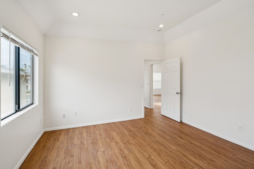 Building Photo - 6761 Del Playa Dr
