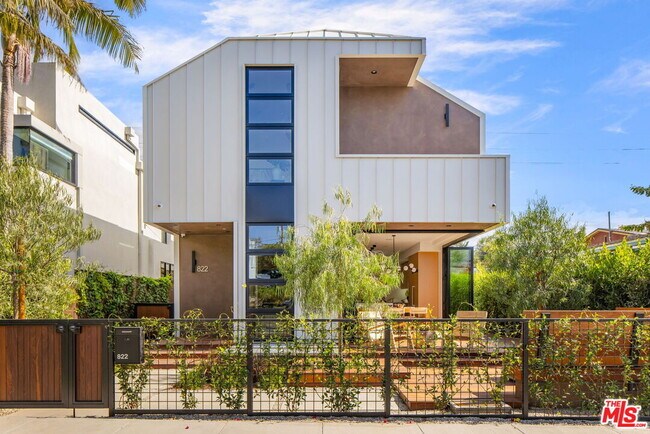 Building Photo - 822 Superba Ave