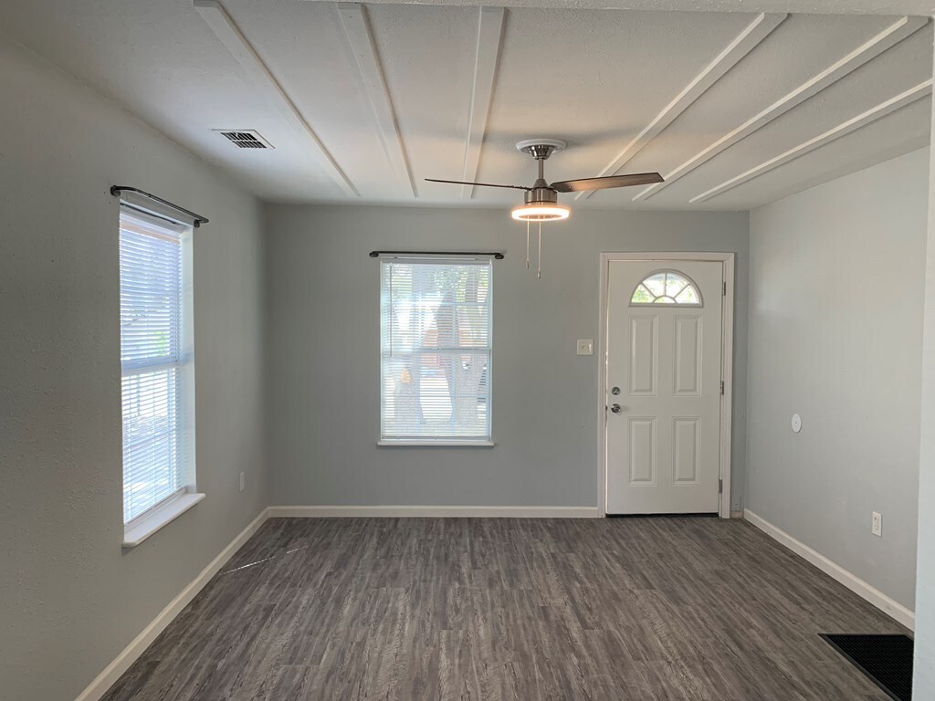 Building Photo - 1909 N Hancock Ave