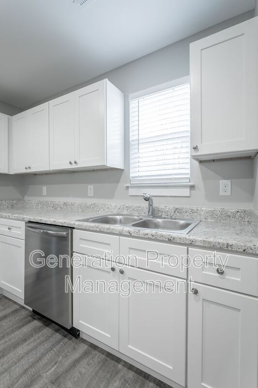 Building Photo - 5 Meadowbrook Dr W