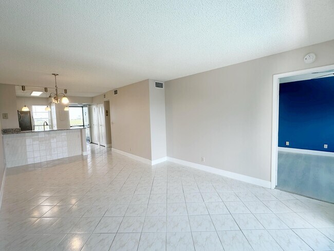 Building Photo - 2220 N Cypress Bend Dr