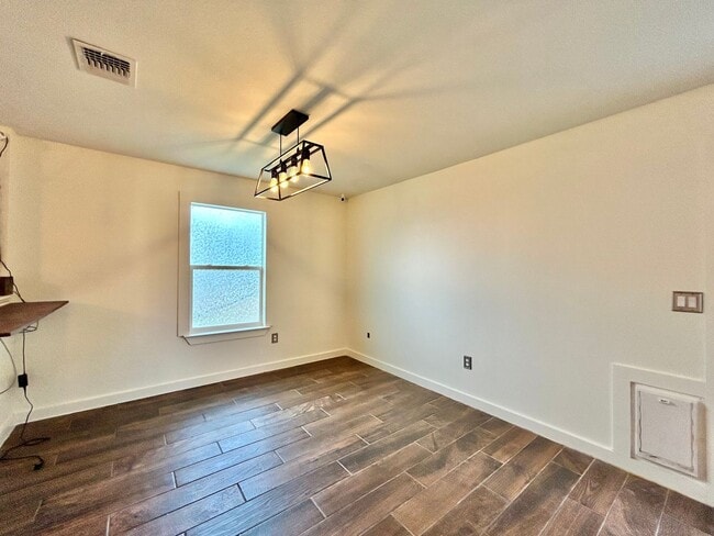 Building Photo - Gorgeous 3 Bed 2.5 Bath Single Family Home