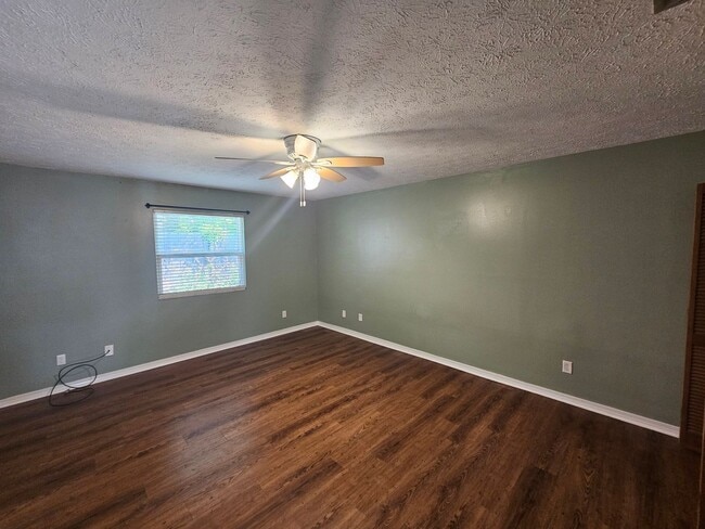 Building Photo - Charming 2Bed/2Ba Apartment w/Spacious Yar...