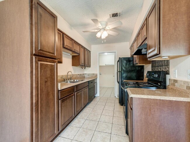 Building Photo - "Cute 3-Bed 2-Bath Townhome in Hurst!"