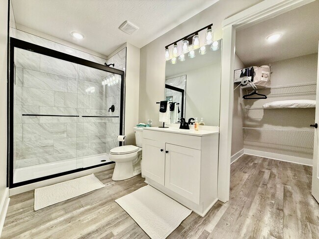 Building Photo - 5 Bed 3 Bath Home With Hot Tub In West Chester, OH