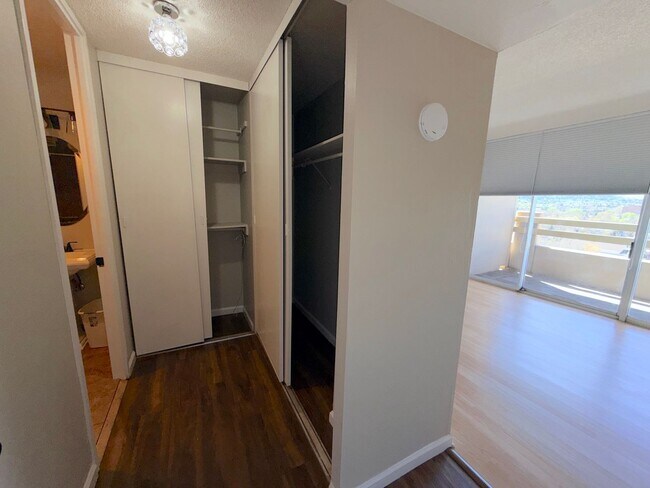 Building Photo - Reno Highrise Condo - Mountain & City Views