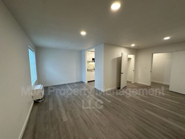 Building Photo - 500 E Fort Union Blvd