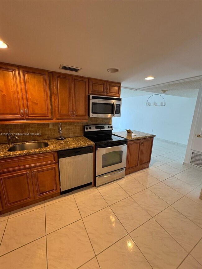 Building Photo - 1420 Brickell Bay Dr