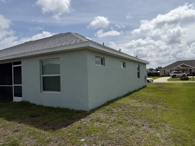 Building Photo - 4634 SW Athena Dr