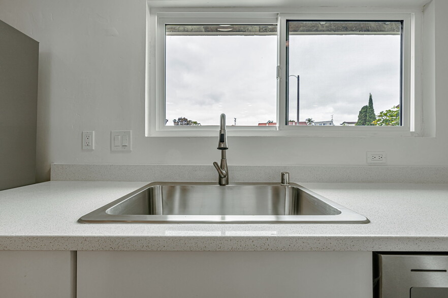 Building Photo - 6046 Reo Pl