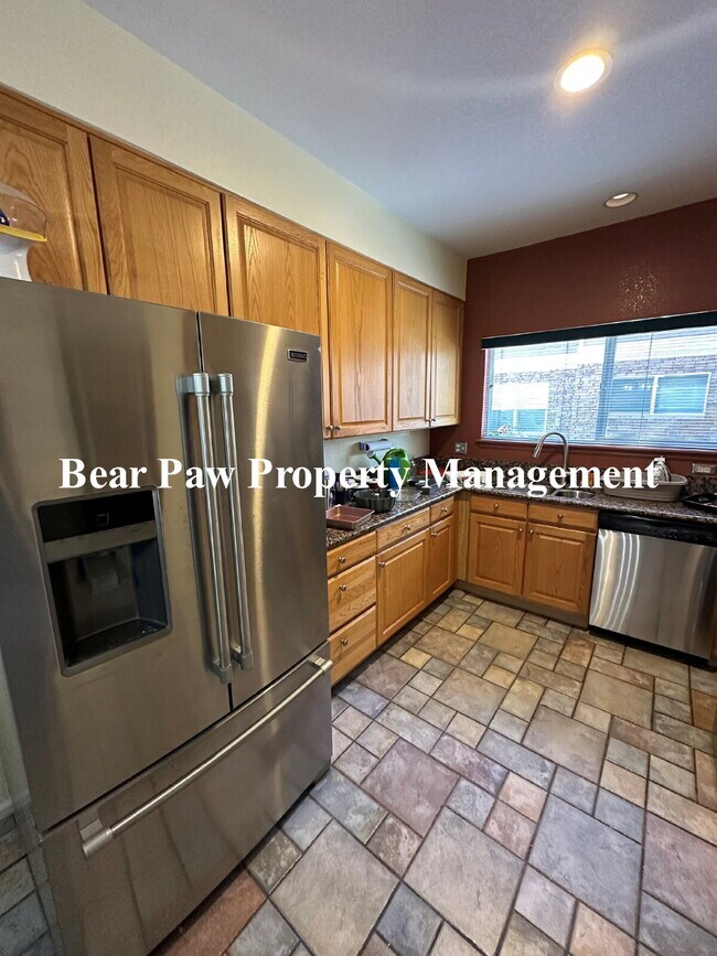 Building Photo - "Spacious 2-Bed, 2-Bath Condo Retreat"
