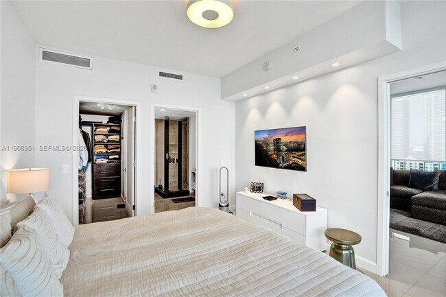 Building Photo - 601 NE 27th St