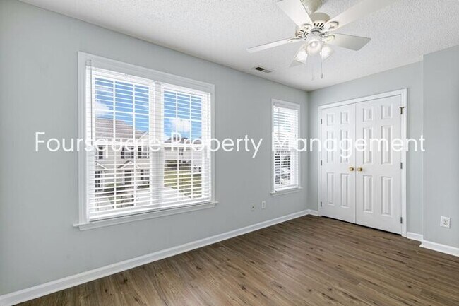 Building Photo - Townhome | Screened Back Porch | Back Pati...