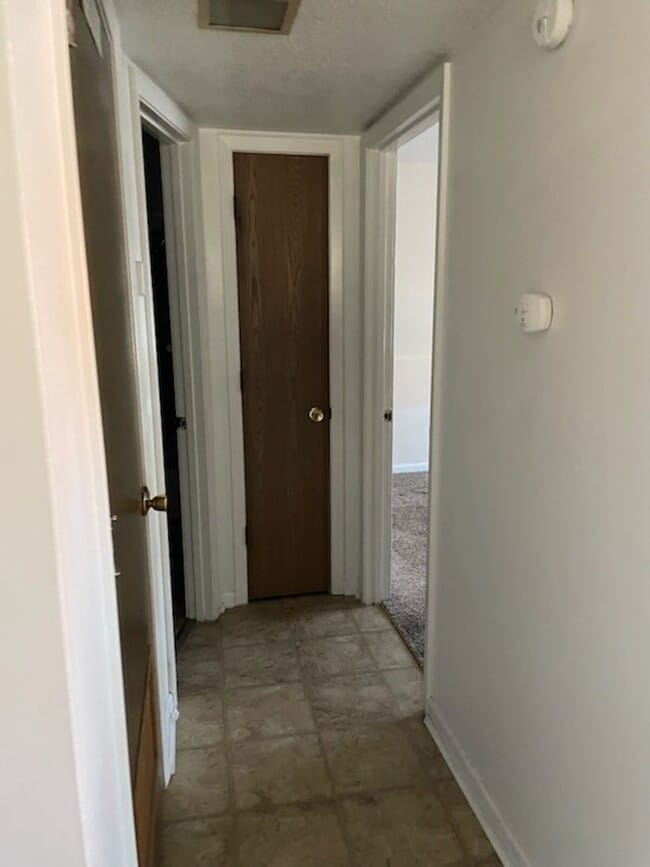 Building Photo - AVAILABLE 8/1/2026 -- 1BR/1BA Apartment at 1026 Southpark Unit 2A - short distance to Colleges an...