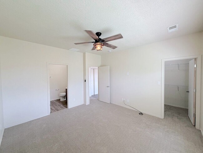 Building Photo - Beautiful 3 bed 2 bath in SW Albuquerque! Spacious layout. New Flooring! 2 Car Garage. Near 98th ...