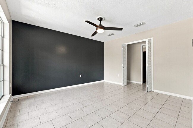 Building Photo - 1510 Royal Palm Dr