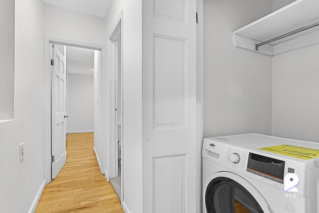 Building Photo - 324 W 49th St