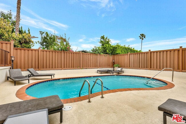 Building Photo - 1010 Palm Ave