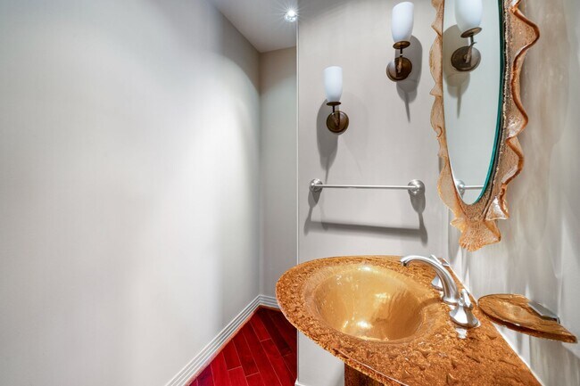 Building Photo - Gorgeous Park Laurel condominium