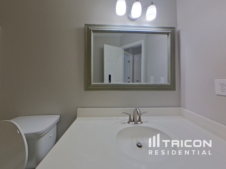 Building Photo - 210 Boca Ciega Ct