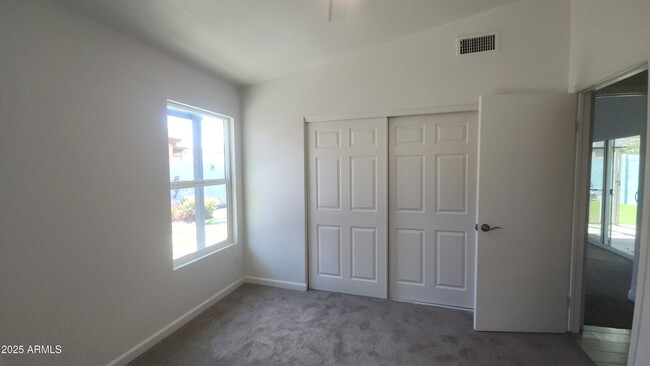 Building Photo - 1433 E Kerry Ln