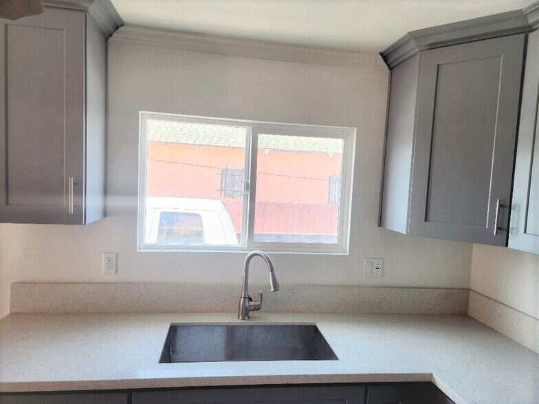 Building Photo - 1241 E 80th St