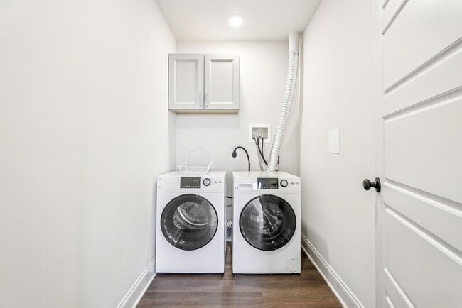 Building Photo - 472 Roxborough Ave