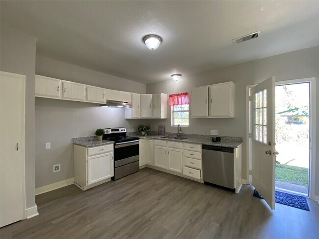 Building Photo - 121 Parker Ln