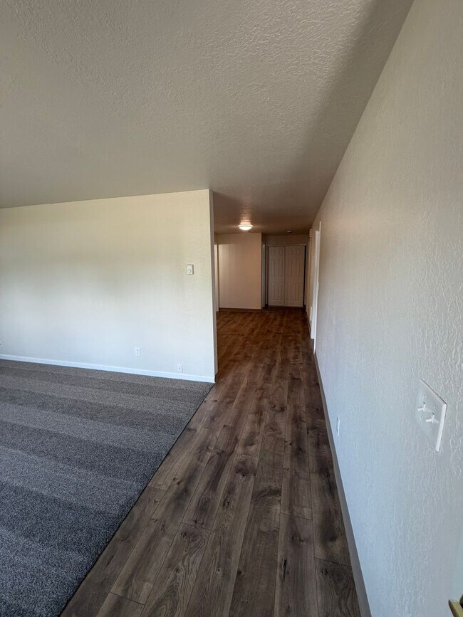 Building Photo - Charming 2 Bedroom Duplex With Fenced Yard In Quiet Neighborhood!
