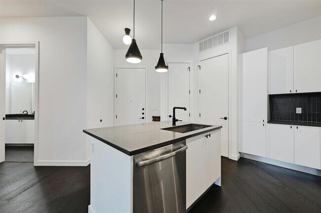 Building Photo - 800 Embassy Dr