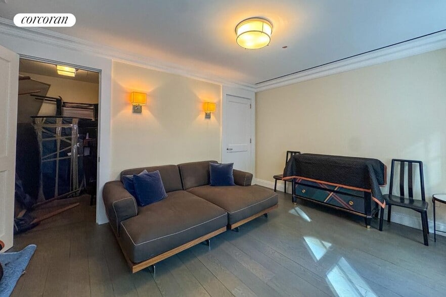 Building Photo - 40 E 72nd St