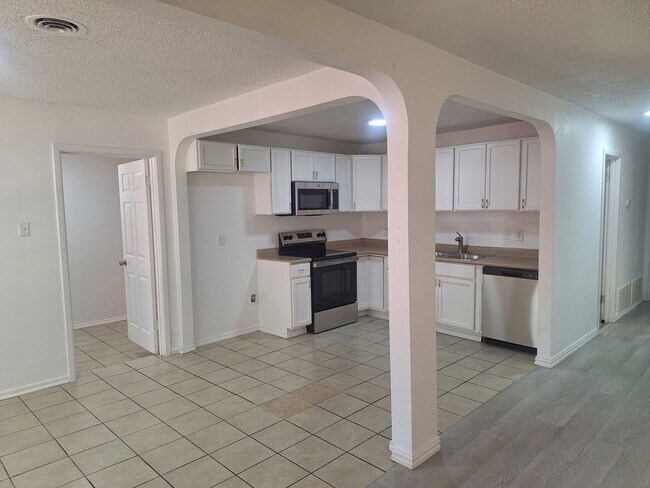 Building Photo - 5912 Maceo Ln