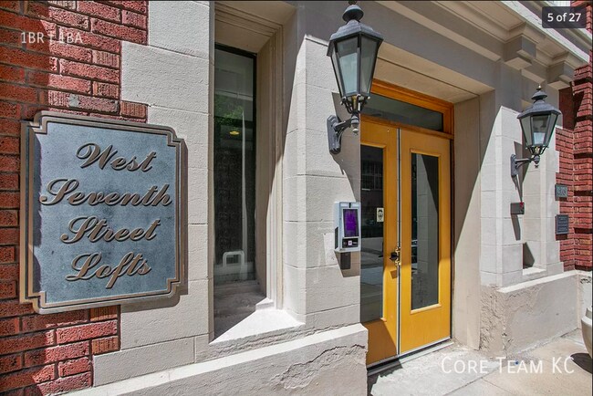 Building Photo - 320 W 7th St