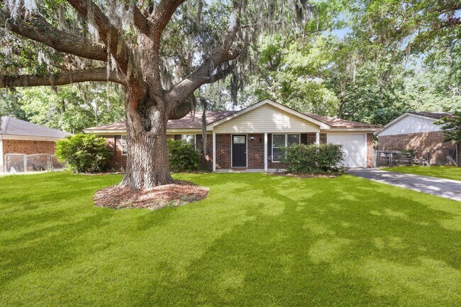 Building Photo - Settle Into Comfort in This Charming 3-Bedroom Home in Larchmont Estates