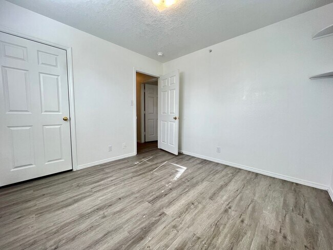 Building Photo - 1038 Palomas Dr SE
