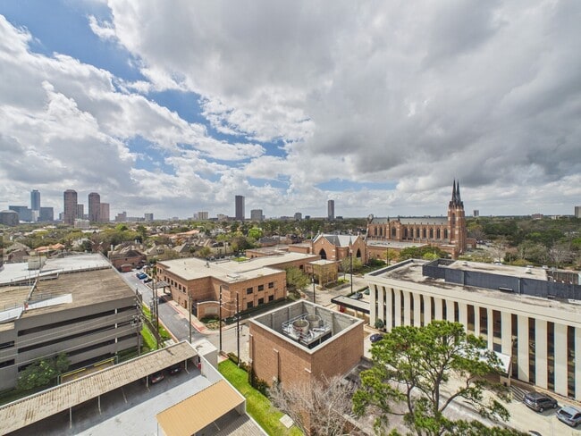 Building Photo - 5001 Woodway Dr